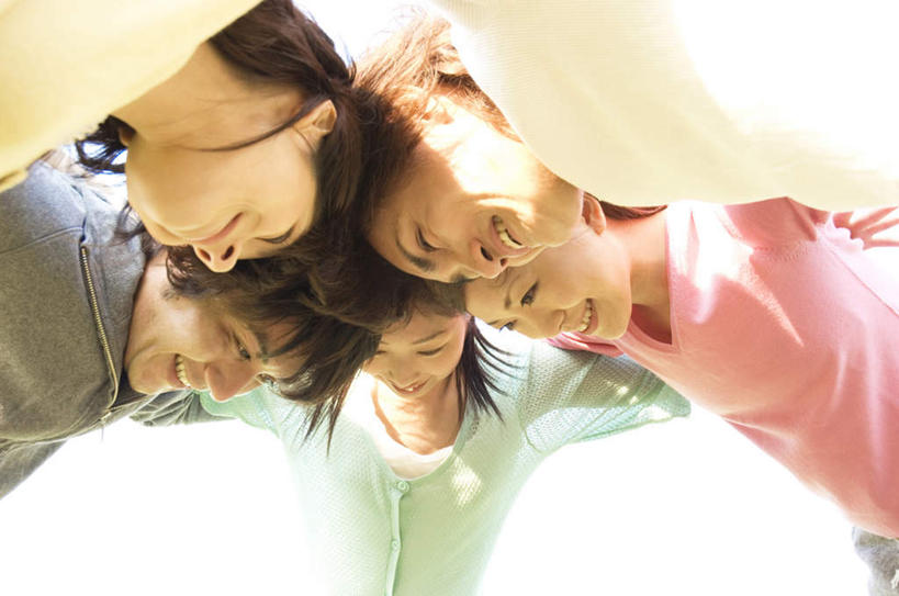 东方人,头发,站,伸展双臂,握手,抱,笑,微笑,露齿笑,横图,室外,白天,仰视,旅游,度假,成功,合作,团队,集体,信心,亚洲,五个人,弯腰,阴影,服装,光线,影子,许多人,注视,休闲装,黄种人,娱乐,队伍,衣服,粉色,蓝色,绿色,白色,黑色,蓝天,天空,阳光,天,低头,观察,看,站着,一群人,享受,休闲,休闲服,放松,服饰,抱着,观看,察看,搂着,成就,关注,合伙,弯身,男人,男性,年轻男性,年轻女性,女人,女性,亚洲人,敞开双臂,怀抱,拉手,搂,搂抱,伸开双臂,手拉手,手握手,相抱,拥抱,展开双肩,站立,张开手臂,张开双臂,半身,彩图,低角度拍摄