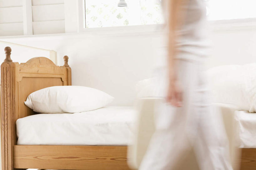 东方人,一个人,站,走,横图,室内,白天,侧面,窗户,床,靠垫,卧室,亚洲,仅一个年轻女性,仅一个女性,仅一个人,阴影,服装,朦胧,模糊,光线,影子,床单,靠枕,休闲装,黄种人,被子,玻璃窗,一个,衣服,白色,阳光,垫子,枕头,站着,休闲,休闲服,服饰,单人床,单个,被单,年轻女性,女人,女性,亚洲人,步行,散步,站立,走路,半身,彩图,睡房,卧房