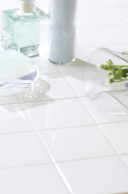 无人,竖图,俯视,室内,特写,白天,化妆,美容,护肤,阴影,朦胧,模糊,光线,瓷砖,地砖,润肤露,影子,地面,一个,阳光,化妆品,肥皂,香皂,日用品,洗浴用品,清洁,保养,享受,休闲,放松,保健,单个,一瓶,护肤品,舒缓,养颜,去污,紧肤,嫩肤,洗涤,彩图,高角度拍摄