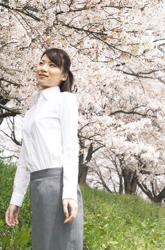 东方人,头发,一个人,站,笑,微笑,露齿笑,竖图,室外,白天,正面,衬衫,旅游,度假,草地,草坪,植物,樱花,亚洲,仅一个年轻女性,仅一个女性,仅一个人,盛开,花蕾,扭头,注视,黄种人,娱乐,草,花,花瓣,花朵,鲜花,树,树木,粉色,绿色,白色,黑色,自然,花苞,花蕊,观察,看,站着,转头,享受,休闲,放松,生长,成长,观看,察看,关注,仙樱花,福岛樱,青肤樱,年轻女性,女人,女性,亚洲人,长发,荆桃,站立,半身,彩图,衬衣