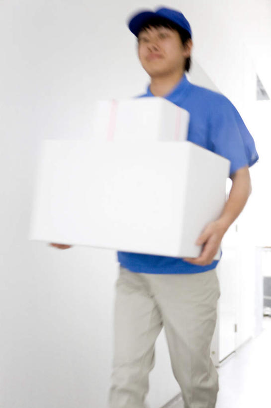 东方人,一个人,站,走,捧,摸,竖图,室内,白天,正面,T恤衫,帽子,亚洲,仅一个男性,仅一个人,抚摸,握,阴影,光线,包装,瓷砖,地砖,影子,纸箱,墙,地面,拿,T恤,拿着,黄种人,运动帽,墙壁,墙面,仅一个年轻男性,两个,蓝色,白色,阳光,容器,箱子,站着,快递员,鸭舌帽,握着,纸板箱,快递,速递,包装箱,一顶,男人,男性,年轻男性,亚洲人,步行,触摸,端,端着,接触,捧着,散步,手捧,站立,走路,半身,彩图