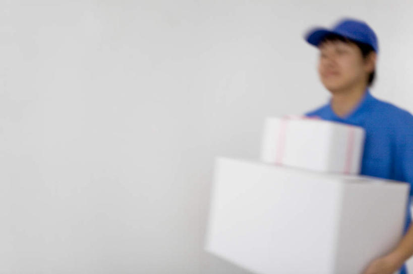 东方人,一个人,站,走,捧,摸,横图,室内,白天,正面,T恤衫,帽子,亚洲,仅一个男性,仅一个人,抚摸,握,阴影,朦胧,模糊,光线,包装,瓷砖,地砖,影子,纸箱,墙,地面,拿,T恤,拿着,黄种人,运动帽,墙壁,墙面,仅一个年轻男性,两个,蓝色,白色,阳光,容器,箱子,站着,快递员,鸭舌帽,握着,纸板箱,快递,速递,包装箱,一顶,男人,男性,年轻男性,亚洲人,步行,触摸,端,端着,接触,捧着,散步,手捧,站立,走路,半身,彩图