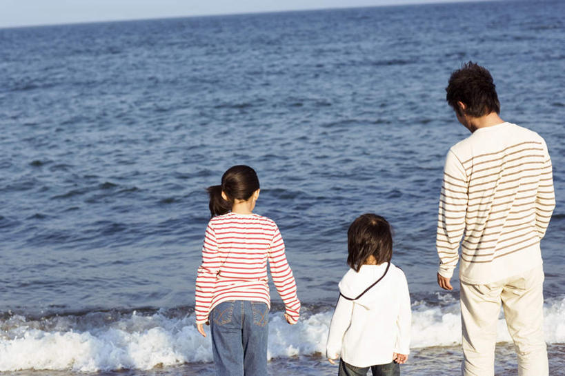 东方人,儿童,头发,三个人,家庭,父亲,女儿,儿子,站,笑,微笑,露齿笑,横图,俯视,室外,白天,旅游,度假,纯洁,海浪,海洋,沙滩,水,亚洲,一排,阴影,飞溅,服装,整齐,溅,光线,沙子,液体,影子,海岸,浪花,水滴,沙地,注视,休闲装,黄种人,娱乐,水珠,排列,小孩,衣服,白色,黑色,阳光,海水,观察,看,站着,享受,休闲,温暖,温馨,父女,父子,一家人,休闲服,放松,父爱,可爱,童年,童趣,服饰,观看,和睦,察看,队列,关注,喷洒,海景,童真,烂漫,无邪,天真,男孩,男人,男性,年轻男性,女孩,女人,女性,亚洲人,孩子,年轻人,长发,大海,风浪,海,海水的波动,海滩,近岸浪,涌浪,站立,半身,彩图,高角度拍摄,融洽,男生,女生