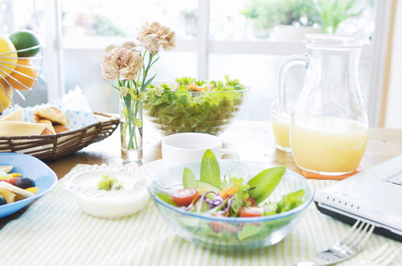 无人,横图,俯视,室内,特写,白天,爱情,幸福,纯洁,热情,电脑,笔记本电脑,窗户,桌子,玫瑰,草莓,浆果,猕猴桃,葡萄,餐具,水果,阴影,朦胧,模糊,盛开,光线,网络,碟子,盘,影子,办公桌,沙拉,玫瑰花,浪漫,花蕾,通讯设备,色拉,沙律,水果沙拉,玻璃窗,花,花瓣,花朵,鲜花,粉色,阳光,盘子,碟,碗,花苞,花蕊,温暖,温馨,恩爱,有机食品,绿色食品,色拉酱,和睦,无线,千岛酱,通信设备,无线网络,感动,无线上网,便携式电脑,尊敬,天真,刺玫花,徘徊花,手提电脑,进餐用具,烹调用具,洋莓,水果皇后,山葫芦,奇异果,蒲桃,猕猴梨,红莓,地莓,草龙珠,彩图,高角度拍摄,融洽