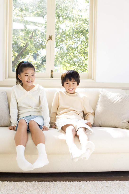 东方人,儿童,头发,两个人,伙伴,朋友,客厅,坐,笑,摸,微笑,露齿笑,竖图,室内,白天,正面,友谊,纯洁,植物,窗户,靠垫,沙发,亚洲,撑,抚摸,阴影,服装,光线,影子,墙,靠枕,注视,休闲装,黄种人,玻璃窗,墙壁,墙面,树,树木,小孩,衣服,绿色,白色,黑色,阳光,自然,垫子,枕头,观察,看,靠,靠着,倚靠,休闲,休闲服,可爱,童年,童趣,服饰,生长,成长,观看,察看,起居室,撑着,倚着,关注,布艺沙发,童真,烂漫,无邪,天真,友情,男孩,男人,男性,女孩,女人,女性,亚洲人,长发,触摸,接触,坐着,半身,彩图,男生,女生