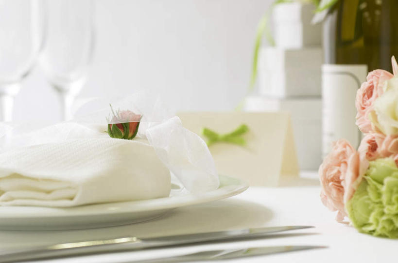 无人,横图,室内,白天,正面,爱情,婚礼,快乐,幸福,纯洁,热情,玫瑰,杯子,餐具,礼盒,礼物,一堆,许多,阴影,堆叠,堆积,朦胧,模糊,庆祝,盛开,光线,碟子,高脚杯,盘,影子,纸盒,玫瑰花,红酒杯,结婚,浪漫,花蕾,玻璃制品,盒子,花,花瓣,花朵,鲜花,粉色,阳光,包装盒,盘子,酒杯,礼品盒,碟,毛巾,花苞,花蕊,温暖,温馨,喜庆,恩爱,礼品,纪念,堆,和睦,感动,尊敬,天真,刺玫花,徘徊花,玻璃杯,彩图,高兴,融洽