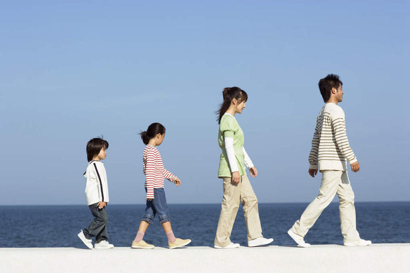 东方人,儿童,头发,四个人,家庭,夫妻,母亲,父亲,女儿,儿子,站,走,横图,室外,白天,侧面,爱情,旅游,度假,纯洁,海浪,海洋,沙滩,亚洲,阴影,服装,光线,沙子,影子,海岸,浪花,云,云朵,沙地,浪漫,云彩,注视,休闲装,黄种人,娱乐,小孩,衣服,粉色,蓝色,黑色,白云,蓝天,天空,阳光,海水,天,观察,看,站着,享受,休闲,温暖,温馨,父子,母女,一家人,休闲服,恩爱,放松,父爱,可爱,母爱,童年,童趣,恋人,服饰,观看,和睦,察看,关注,海景,童真,烂漫,无邪,天真,男孩,男人,男性,年轻男性,年轻女性,女孩,女人,女性,亚洲人,孩子,夫妇,情侣,大海,风浪,海,海水的波动,海滩,近岸浪,涌浪,步行,散步,站立,走路,彩图,全身,伴侣,融洽,男生,女生