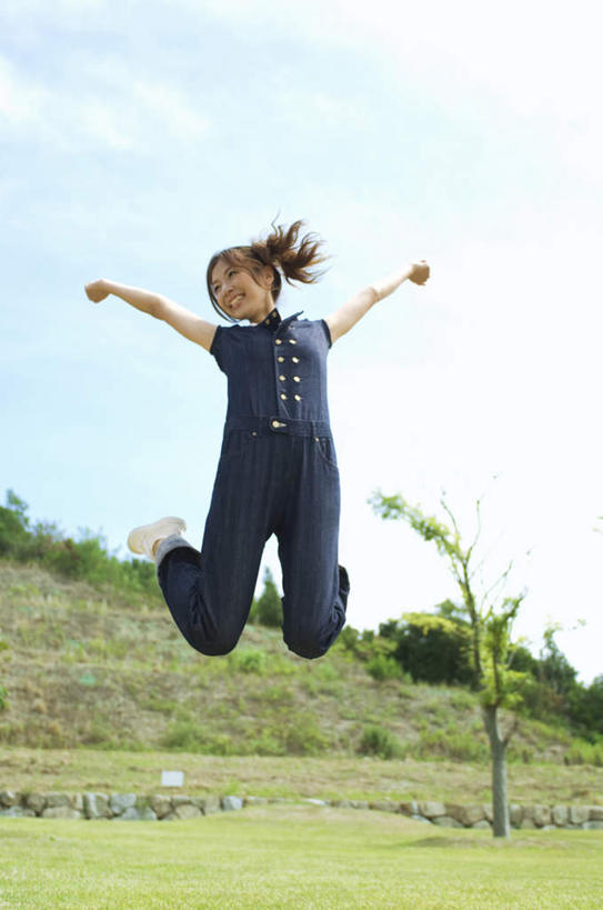 东方人,儿童,头发,一个人,站,跳,伸展双臂,笑,微笑,露齿笑,竖图,室外,白天,正面,纯洁,草地,草坪,植物,道路,路,亚洲,仅一个女性,仅一个人,阴影,服装,光线,影子,云,云朵,小路,交通,半空,云彩,扭头,注视,休闲装,黄种人,草,树,树木,小孩,衣服,蓝色,绿色,黑色,白云,蓝天,天空,阳光,自然,天,观察,看,站着,转头,仅一个小孩,休闲,休闲服,可爱,童年,童趣,服饰,乡间小路,生长,成长,观看,察看,关注,童真,烂漫,无邪,天真,女孩,女人,女性,亚洲人,孩子,长发,敞开双臂,伸开双臂,跳跃,展开双肩,站立,张开手臂,张开双臂,彩图,全身,女生