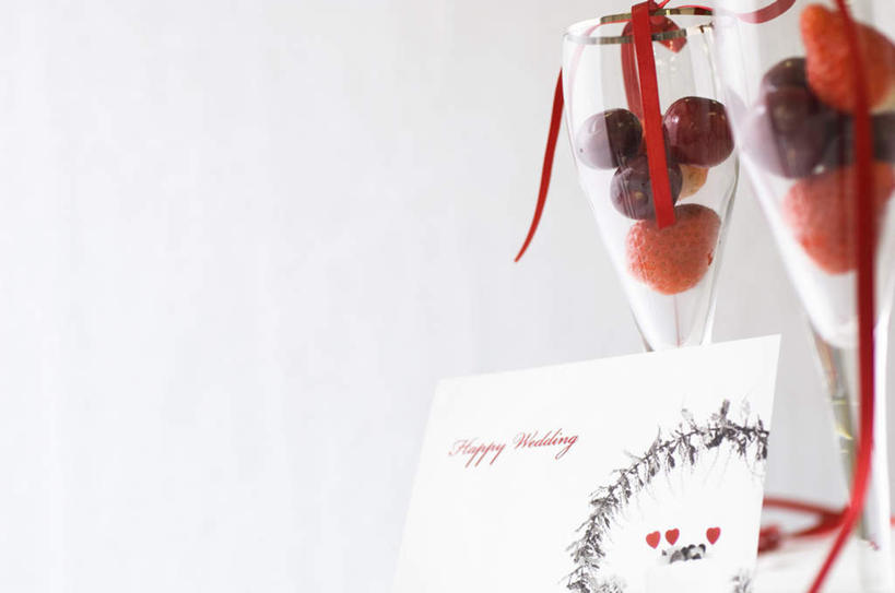 无人,横图,室内,特写,白天,白色背景,正面,桌面,草莓,浆果,葡萄,杯子,水果,一堆,一张,堆叠,堆积,朦胧,模糊,新鲜,装饰,高脚杯,生食,食品,果实,贺卡,红酒杯,玻璃制品,食物,两个,红色,紫色,酒杯,卡片,摄影,有机食品,绿色食品,影棚,堆,华丽,修饰,点缀,衬托,美观,雅致,雅观,玻璃杯,洋莓,水果皇后,山葫芦,蒲桃,红莓,地莓,草龙珠,彩图,影棚拍摄,拍摄