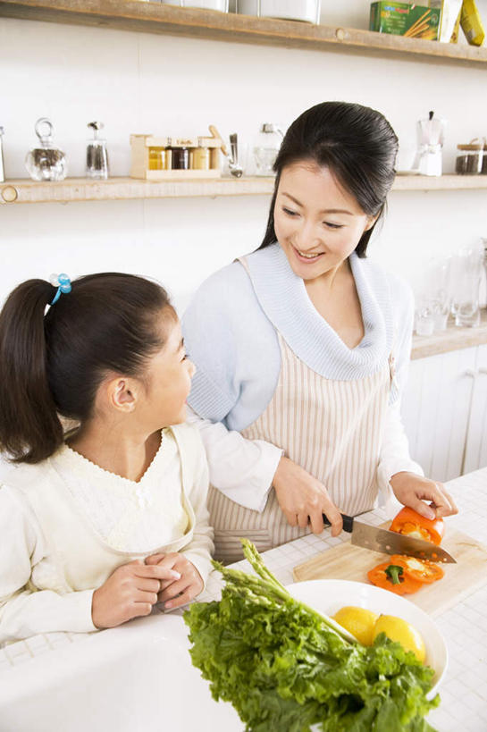 东方人,儿童,头发,两个人,家庭,母亲,女儿,站,笑,微笑,露齿笑,竖图,室内,白天,正面,纯洁,厨房,柜子,辣椒,蔬菜,杯子,餐具,亚洲,一块,一排,许多,握,服装,新鲜,整齐,碟子,盘,墙,生菜,莴苣,食品,案板,拿,拿着,注视,休闲装,黄种人,相视,墙壁,墙面,砧板,食物,排列,小孩,衣服,白色,黑色,盘子,水杯,橱柜,碟,碗,观察,看,站着,休闲,温暖,温馨,母女,一家人,面对面,休闲服,可爱,母爱,童年,童趣,握着,服饰,有机食品,绿色食品,观看,对视,和睦,察看,队列,关注,相对,彩椒,童真,烂漫,无邪,辣角,红海椒,大椒,辣虎,广椒,相看,春菜,鹅仔菜,莴仔菜,千金菜,叶用莴苣,天真,年轻女性,女孩,女人,女性,亚洲人,孩子,年轻人,茶杯,进餐用具,烹调用具,甜椒,柿子椒,辣子,海椒,番椒,灯笼椒,站立,半身,彩图,灶间,融洽,女生