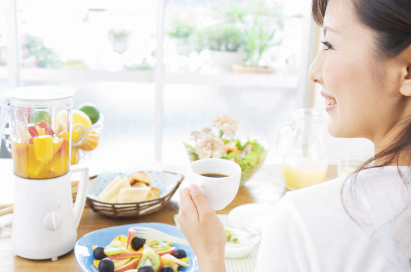 点心,东方人,一个人,坐,捧,笑,摸,微笑,露齿笑,横图,室内,白天,厨房,窗户,落地窗,猕猴桃,葡萄,蔬菜,杯子,餐具,水果,亚洲,仅一个女性,仅一个人,一堆,许多,抚摸,握,阴影,堆叠,堆积,新鲜,光线,瓷器,碟子,盘,影子,生食,蔬菜沙拉,沙拉,食品,甜点,甜品,果实,咖啡杯,陶瓷制品,拿,拿着,扭头,注视,黄种人,色拉,榨汁机,沙律,玻璃窗,食物,糕点,背面,紫色,阳光,盘子,碟,碗,甜食,观察,看,靠,靠着,倚靠,转头,握着,仅一个老年女性,有机食品,绿色食品,观看,色拉酱,堆,一台,察看,倚着,关注,千岛酱,瓷杯,手动榨汁机,老年女性,女人,女性,亚洲人,进餐用具,烹调用具,山葫芦,奇异果,蒲桃,猕猴梨,草龙珠,触摸,端,端着,接触,捧着,手捧,坐着,半身,彩图,灶间