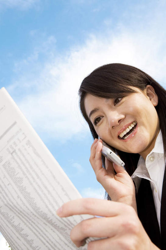 东方人,头发,一个人,商务人士,商务女性,站,捧,笑,摸,打电话,微笑,露齿笑,竖图,室外,白天,仰视,衬衫,报纸,电话,手机,亚洲,仅一个年轻女性,仅一个女性,仅一个人,一张,抚摸,握,阴影,套装,光线,信息,影子,云,云朵,领带,拿,听,云彩,拿着,注视,黄种人,通讯设备,蓝色,黑色,白云,蓝天,天空,阳光,天,观察,看,站着,握着,观看,新闻,察看,关注,商务装,工薪阶层,一部,交流,年轻女性,女人,女性,亚洲人,长发,白领,上班族,触摸,端,端着,沟通,接触,捧着,手捧,通话,站立,半身,彩图,低角度拍摄,衬衣,报刊