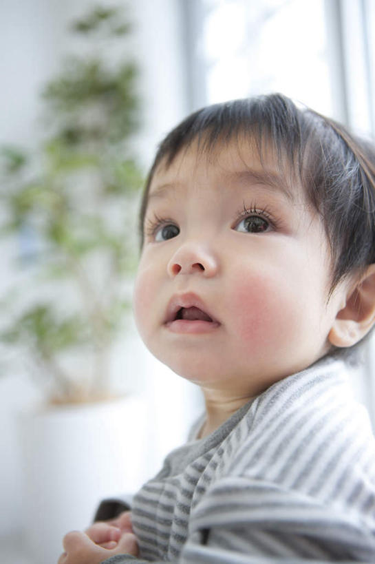 东方人,婴儿,儿童,脸,头,脸颊,头发,一个人,坐,笑,摸,微笑,露齿笑,竖图,室内,特写,白天,侧面,纯洁,植物,窗户,落地窗,沙发,亚洲,仅一个人,抚摸,阴影,服装,朦胧,模糊,光线,盆栽,影子,盆景,扭头,注视,休闲装,黄种人,玻璃窗,小孩,衣服,绿色,白色,黑色,阳光,自然,观察,看,张嘴,转头,休闲,休闲服,可爱,服饰,活泼,生长,成长,观看,察看,关注,宝宝,张大嘴巴,布艺沙发,纯真,烂漫,无邪,伶俐,天真,亚洲人,孩子,头部,脸部,脸蛋,面部,张开嘴,触摸,接触,坐着,半身,彩图