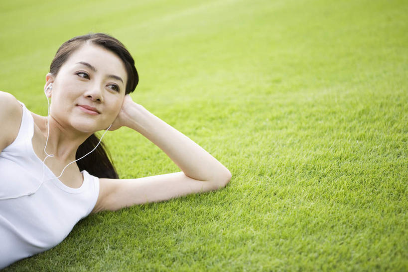 东方人,脸,头,脸颊,手,一个人,躺,笑,微笑,横图,室外,白天,正面,快乐,满意,幸福,草地,草坪,植物,亚洲,仅一个年轻女性,仅一个女性,仅一个人,撑,音响,音乐,黄种人,娱乐,草,绿色,耳机,听音乐,享受,休闲,手部,放松,撑着,舒适,享乐,卧着,年轻女性,女人,女性,亚洲人,头部,脸部,脸蛋,面部,躺着,卧,半身,彩图