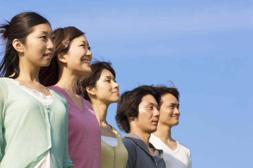 东方人,伙伴,朋友,站,笑,微笑,露齿笑,横图,室外,白天,侧面,友谊,亚洲,五个人,一排,整齐,云,云朵,许多人,云彩,黄种人,排列,蓝色,白云,蓝天,天空,天,站着,一群人,晴朗,队列,友情,男人,男性,年轻男性,年轻女性,女人,女性,亚洲人,晴空,站立,半身,彩图