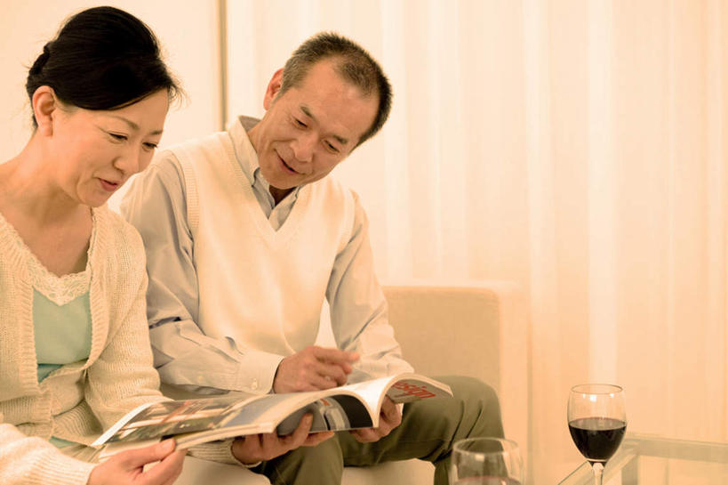 红酒,东方人,两个人,夫妻,坐,横图,室内,白天,正面,爱情,阅读,窗帘,沙发,桌子,杂志,杯子,玻璃,亚洲,学习,高脚杯,红酒杯,两杯,浪漫,黄种人,玻璃制品,酒杯,看,恩爱,读书,浏览,恋人,布艺沙发,男人,男性,女人,女性,中年男性,中年女性,亚洲人,夫妇,情侣,玻璃杯,坐着,半身,彩图,伴侣