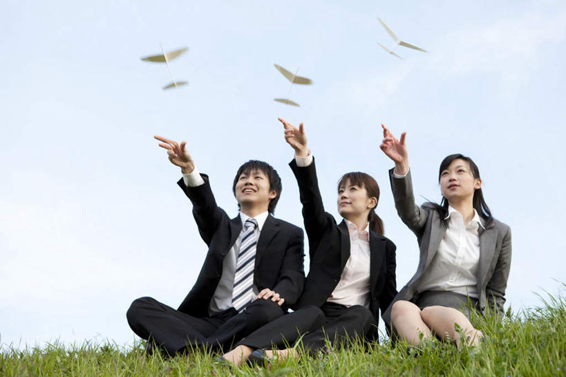 东方人,三个人,伙伴,朋友,商务人士,商务男性,商务女性,坐,投,笑,盘腿,微笑,露齿笑,横图,室外,白天,仰视,衬衫,友谊,合作,团队,草地,草坪,植物,飞机,亚洲,套装,艺术,折纸,纸艺,手工艺品,云,云朵,云彩,黄种人,文化,草,蓝色,绿色,白云,蓝天,天空,工艺品,天,战略,晴朗,纸飞机,高雅,商务装,工薪阶层,工艺折纸,自信心,品位,联合,合谋,配合,协作,男人,男性,年轻男性,年轻女性,女人,女性,亚洲人,白领,上班族,晴空,盘腿而坐,盘膝,盘着腿的,盘着腿坐,抛,扔,撒,双腿交叉,掷,坐着,彩图,低角度拍摄,全身,衬衣
