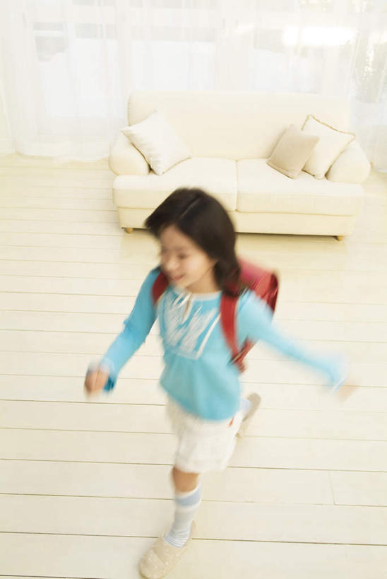 东方人,儿童,背,一个人,走,笑,微笑,露齿笑,竖图,俯视,室内,白天,纯洁,窗户,窗帘,地板,靠垫,落地窗,沙发,亚洲,仅一个女性,仅一个人,书包,靠枕,地面,黄种人,木地板,玻璃窗,三个,小孩,白色,抱枕,枕头,背着,仅一个小孩,可爱,童年,童趣,茶色,布艺沙发,童真,烂漫,无邪,天真,女孩,女人,女性,亚洲人,孩子,步行,散步,走路,彩图,高角度拍摄,全身,女生