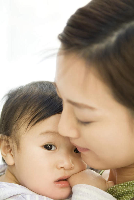 东方人,婴儿,脸,头,脸颊,两个人,闭眼,抱,竖图,俯视,室内,特写,白天,纯洁,亚洲,注视,黄种人,观察,看,可爱,童年,童趣,抱着,观看,察看,搂着,关注,童真,烂漫,无邪,天真,年轻女性,女人,女性,亚洲人,头部,脸部,脸蛋,面部,闭眼睛,闭着眼,闭着眼睛,怀抱,搂,搂抱,相抱,拥抱,半身,彩图,高角度拍摄