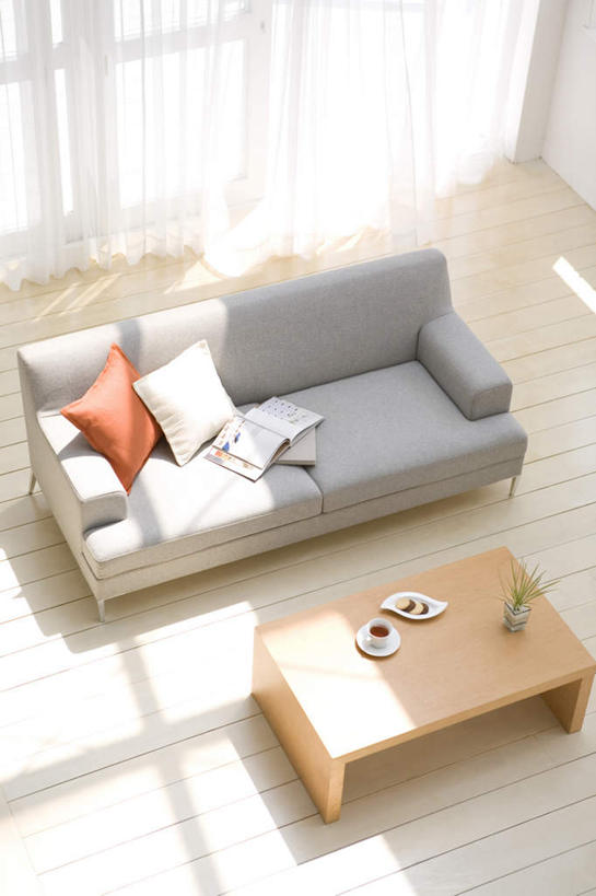 点心,无人,竖图,俯视,室内,白天,植物,茶,窗户,窗帘,地板,靠垫,落地窗,沙发,桌子,杯子,书籍,关闭,阴影,装饰,光线,木制,碟子,高脚杯,盆栽,影子,红茶,食品,甜点,靠枕,盆景,红酒杯,地面,一杯,茶几,木地板,玻璃窗,玻璃制品,食物,糕点,两个,一个,红色,绿色,白色,灰色,阳光,自然,盘子,酒杯,木制品,抱枕,枕头,饼干,甜食,零食,打开,生长,单个,成长,两本,华丽,修饰,点缀,开启,封闭,布艺沙发,衬托,美观,雅致,雅观,装饰饼干,玻璃杯,书,图书,彩图,高角度拍摄