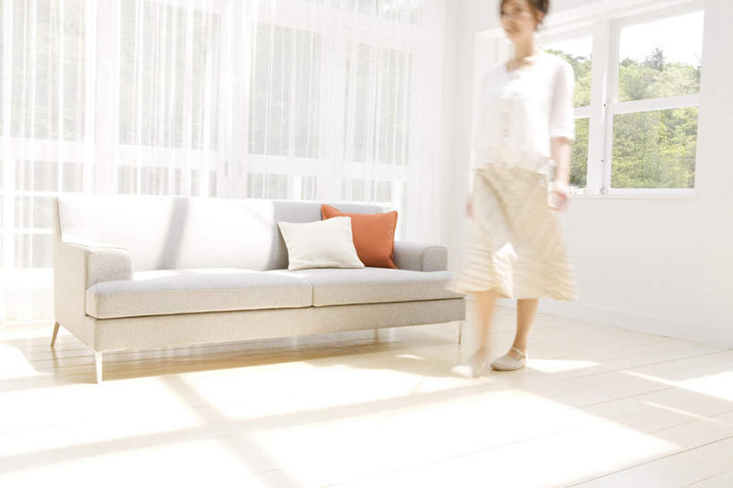 东方人,一个人,走,笑,微笑,露齿笑,横图,室内,白天,仰视,植物,床,靠垫,门,沙发,亚洲,仅一个年轻女性,仅一个女性,仅一个人,阴影,朦胧,模糊,光线,影子,床单,靠枕,黄种人,被子,树,树木,两个,一个,红色,绿色,白色,阳光,自然,抱枕,门框,枕头,单人床,生长,单个,成长,被单,布艺沙发,年轻女性,女人,女性,亚洲人,步行,散步,走路,彩图,低角度拍摄,全身