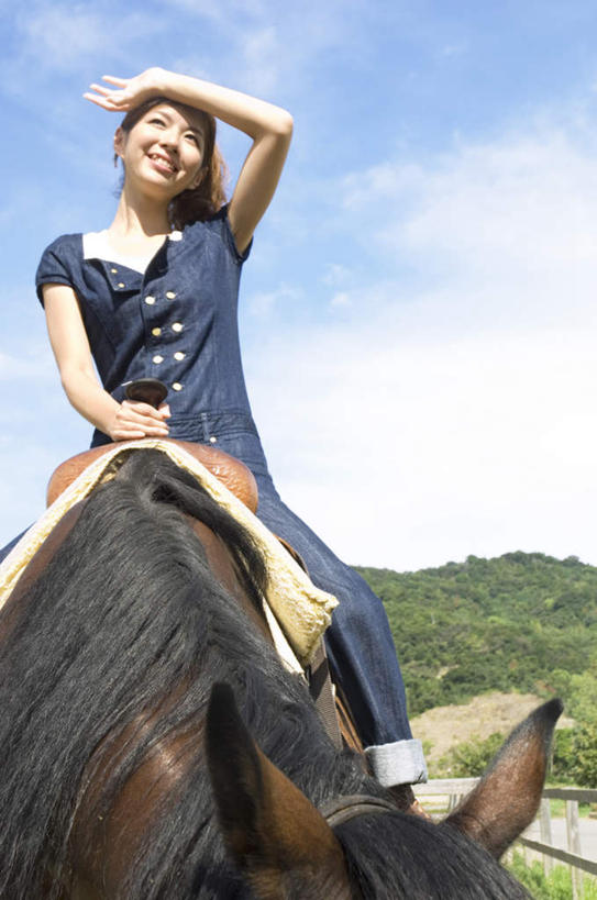 东方人,脸,头,脸颊,一个人,竖图,室外,白天,仰视,旅游,度假,草地,草坪,树林,植物,马,亚洲,仅一个年轻女性,仅一个女性,仅一个人,骑马,握,山川,云,云朵,棕色,云彩,黄种人,娱乐,一匹,马鞍,草,树,树木,骑,蓝色,绿色,白云,蓝天,天空,自然,天,手势,享受,休闲,放松,握着,遮,遮掩,生长,晴朗,成长,掩盖,遮挡,遮盖,掩饰,年轻女性,女人,女性,亚洲人,头部,脸部,脸蛋,面部,晴空,半身,彩图,低角度拍摄