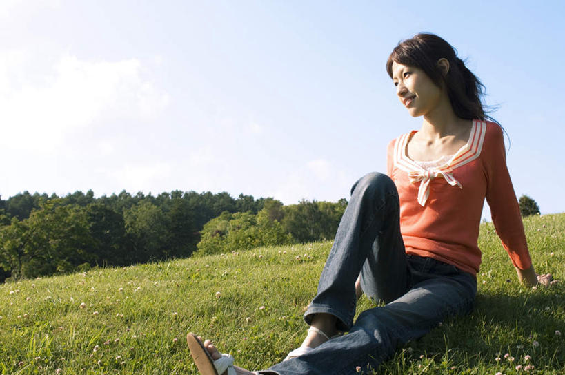 东方人,一个人,坐,笑,微笑,露齿笑,横图,室外,白天,仰视,旅游,度假,草地,草坪,树林,植物,亚洲,仅一个年轻女性,仅一个女性,仅一个人,撑,云,云朵,云彩,注视,黄种人,娱乐,草,树,树木,蓝色,绿色,白云,蓝天,天空,自然,天,观察,看,享受,休闲,放松,生长,晴朗,成长,观看,察看,撑着,关注,年轻女性,女人,女性,亚洲人,晴空,坐着,半身,彩图,低角度拍摄