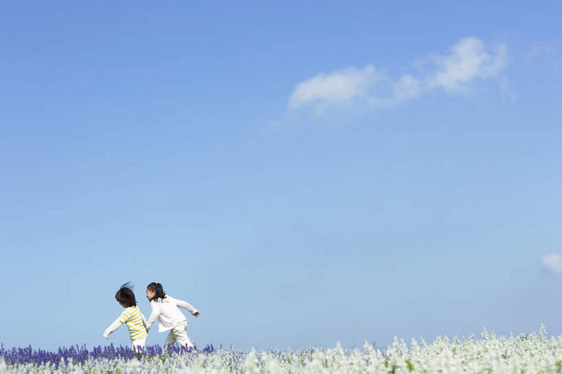 东方人,儿童,两个人,跑,横图,室外,白天,侧面,锻炼,游戏,纯洁,运动,花海,花圃,植物,叶子,亚洲,许多,盛开,云,云朵,玩,花蕾,云彩,黄种人,娱乐,花,花瓣,花朵,花卉,鲜花,小孩,蓝色,绿色,紫色,白色,白云,蓝天,天空,花丛,花束,花田,天,花苞,花蕊,休闲,可爱,童年,童趣,晴朗,活动,发泄,消遣,智力,童真,烂漫,无邪,宣泄,体育,天真,男孩,男人,男性,女孩,女人,女性,亚洲人,晴空,跑步,玩耍,嬉戏,彩图,全身,健身,男生,女生