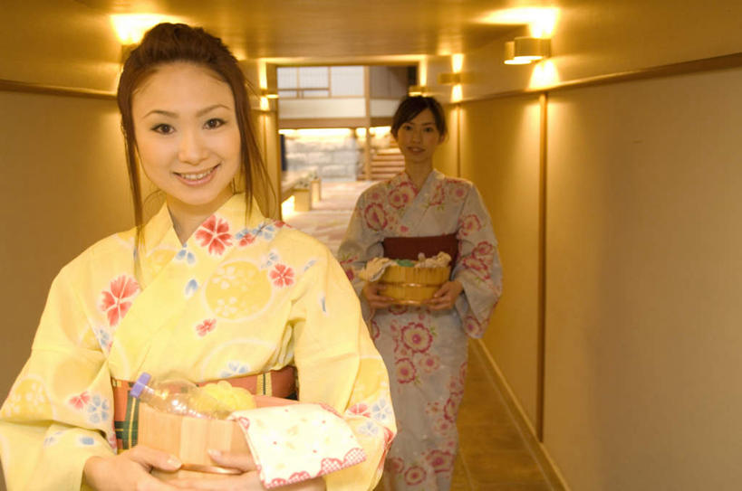 东方人,两个人,栏杆,走,笑,微笑,露齿笑,横图,室外,白天,正面,民族服装,窗户,地板,楼梯,浴室,照明,亚洲,握,和服,装饰,扶手,水桶,桶,阶梯,墙,灯光,榻榻米,拿,拿着,黄种人,护栏,顶灯,玻璃窗,墙壁,墙面,台阶,灯,黄色,蓝色,白色,瓶子,容器,塑料制品,灯具,毛巾,浴球,两件,塑料瓶,握着,服饰,储藏,华丽,修饰,照亮,点缀,照明设备,储存,穿着,吴服,唐草,唐花,唐锦,衬托,美观,雅致,雅观,年轻女性,女人,女性,亚洲人,步行,散步,走路,半身,彩图,传统服装,民俗服,贮存