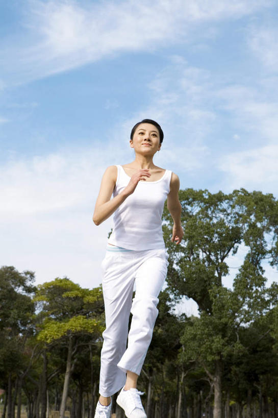 东方人,一个人,跑,笑,微笑,竖图,室外,白天,仰视,锻炼,运动,树林,植物,亚洲,仅一个年轻女性,仅一个女性,仅一个人,云,云朵,云彩,黄种人,树,树木,蓝色,绿色,白色,白云,蓝天,天空,自然,天,生长,晴朗,成长,体育,年轻女性,女人,女性,亚洲人,晴空,跑步,彩图,低角度拍摄,全身,健身,运动装