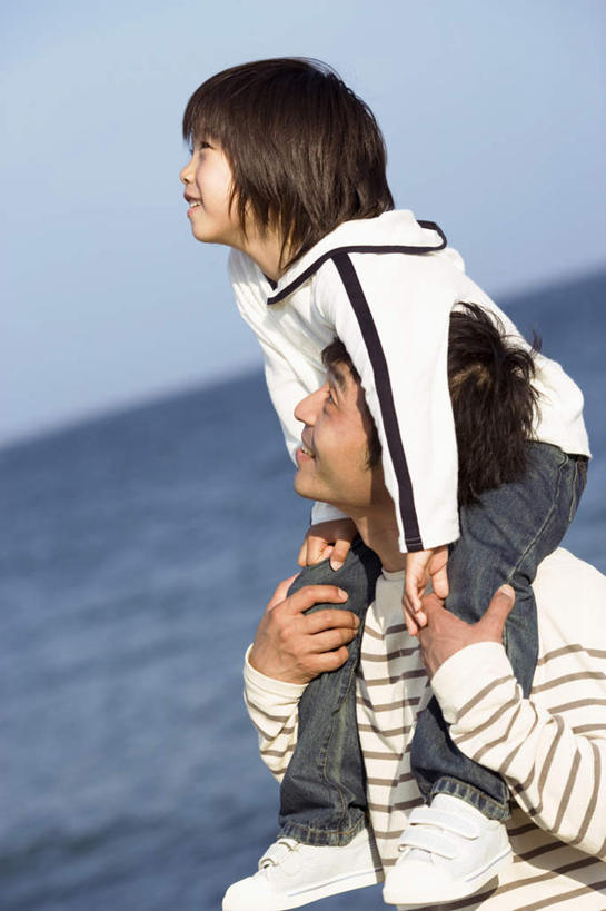 东方人,肩,腿部,腿,两个人,父亲,儿子,坐,抱,笑,微笑,露齿笑,竖图,室外,白天,正面,旅游,度假,海浪,海洋,亚洲,浪花,云,云朵,云彩,注视,黄种人,娱乐,蓝色,白云,蓝天,天空,海水,天,看,享受,休闲,父子,放松,父爱,晴朗,抱着,搂着,关注,海景,男孩,男人,男性,年轻男性,亚洲人,大海,风浪,海,海水的波动,近岸浪,涌浪,晴空,怀抱,搂,搂抱,抬头,相抱,仰头,拥抱,坐着,半身,彩图