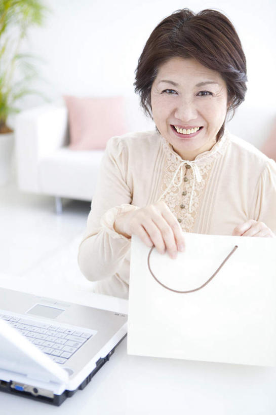 东方人,一个人,笑,微笑,露齿笑,竖图,室内,白天,正面,购物,消费,电脑,笔记本电脑,植物,靠垫,沙发,袋子,亚洲,仅一个女性,仅一个人,握,装饰,网络,包装袋,盆栽,手提袋,购物袋,靠枕,盆景,拿,拿着,黄种人,通讯设备,一个,红色,绿色,白色,自然,抱枕,枕头,仅一个中年女性,握着,金融,生长,单个,成长,华丽,修饰,点缀,无线,购买,通信设备,无线网络,贸易,布艺沙发,无线上网,便携式电脑,衬托,美观,雅致,雅观,手提电脑,女人,女性,中年女性,亚洲人,半身,彩图