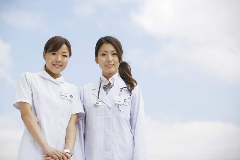 东方人,两个人,医生,护士,站,笑,微笑,露齿笑,横图,室外,白天,仰视,亚洲,云,云朵,祝福,云彩,黄种人,虔诚,蓝色,白云,蓝天,天空,天,祈祷,双手合十,站着,医护人员,医疗人员,晴朗,白衣天使,白大褂,感谢,合十礼,合掌礼,合十,莲华合掌,感恩,年轻女性,女人,女性,亚洲人,大夫,晴空,站立,半身,彩图,低角度拍摄