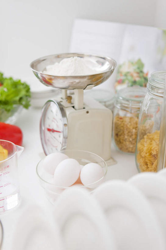 无人,竖图,俯视,室内,白天,实验,仪器,厨房,柠檬,辣椒,蔬菜,杯子,书籍,水果,一堆,许多,倒,堆积,新鲜,研究,透明,分析,化学,测试,蛋,鸡蛋,面粉,生食,食品,果实,量杯,玻璃制品,食物,两个,一个,红色,盘子,玻璃瓶,瓶子,调羹,碗,器皿,有机食品,绿色食品,单个,堆,衡量,计量,彩椒,辣角,红海椒,大椒,辣虎,广椒,玻璃仪器,试验耗材,实验用品,衡器,玻璃杯,秤,书,图书,益母果,柠果,甜椒,柿子椒,辣子,海椒,番椒,灯笼椒,彩图,高角度拍摄,灶间