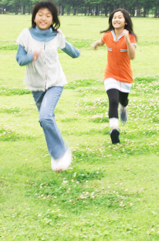 东方人,儿童,两个人,跑,笑,微笑,露齿笑,竖图,室外,白天,正面,锻炼,游戏,纯洁,运动,草地,草坪,树林,植物,亚洲,玩,黄种人,娱乐,草,树,树木,小孩,绿色,自然,休闲,可爱,童年,童趣,生长,成长,活动,发泄,消遣,智力,童真,烂漫,无邪,宣泄,体育,天真,女孩,女人,女性,亚洲人,跑步,玩耍,嬉戏,彩图,全身,健身,女生