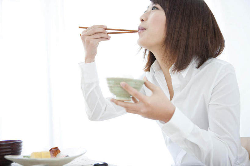 东方人,一个人,坐,笑,吃,微笑,横图,室内,白天,侧面,早餐,餐桌,窗帘,筷子,桌子,餐具,亚洲,仅一个年轻女性,仅一个女性,仅一个人,一双,握,碟子,盘,咖啡色,拿,拿着,黄种人,两个,一个,绿色,盘子,碟,碗,握着,单个,餐台,年轻女性,女人,女性,亚洲人,嚼,食,抬头,仰头,坐着,半身,彩图