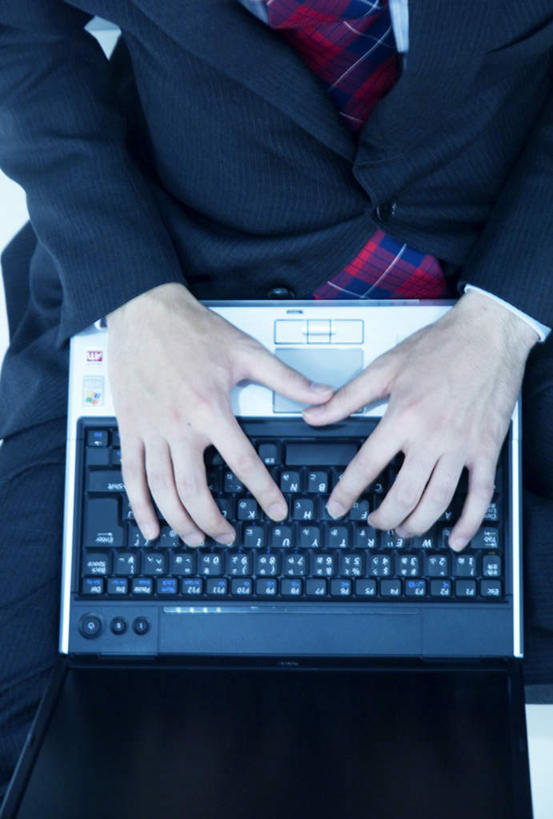 东方人,一个人,商务人士,商务男性,坐,盘腿,竖图,俯视,室内,白天,衬衫,电脑,笔记本电脑,亚洲,仅一个男性,仅一个人,敲打,套装,网络,黄种人,输入,通讯设备,仅一个年轻男性,打字,点击,敲击,无线,通信设备,商务装,无线网络,无线上网,便携式电脑,工薪阶层,按键,手提电脑,男人,男性,年轻男性,亚洲人,白领,上班族,盘腿而坐,盘膝,盘着腿的,盘着腿坐,双腿交叉,坐着,半身,彩图,高角度拍摄,衬衣