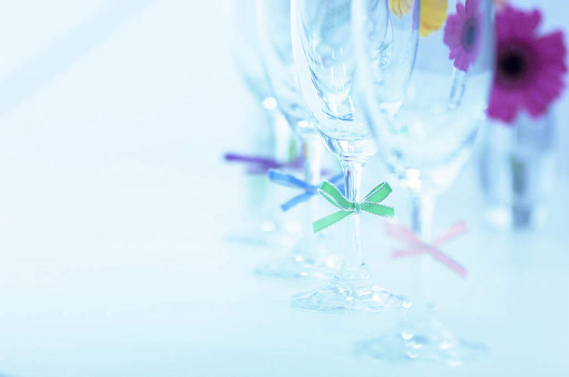 无人,横图,俯视,室内,特写,白天,白色背景,花海,花圃,植物,杯子,叶子,装饰,盛开,高脚杯,丝绸,丝带,四根,花蕾,玻璃制品,绸带,花,花瓣,花朵,花卉,鲜花,两朵,粉色,黄色,蓝色,绿色,紫色,酒杯,花丛,花束,花田,花苞,花蕊,四个,摄影,影棚,华丽,修饰,点缀,香槟杯,衬托,美观,雅致,雅观,玻璃杯,彩图,高角度拍摄,影棚拍摄,拍摄