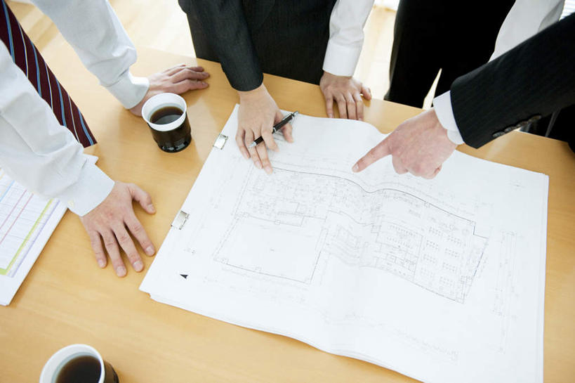 咖啡,东方人,三个人,伙伴,朋友,商务人士,商务男性,站,横图,俯视,室内,白天,衬衫,友谊,幸福,合作,团队,桌子,亚洲,一张,撑,指,套装,图纸,办公桌,设计图,两杯,黄种人,娱乐,饮料,站着,享受,休闲,温馨,放松,乐趣,战略,纸杯,提神,撑着,指着,舒适,一次性杯子,醒脑,商务装,工程图,草图,蓝图,工薪阶层,联合,合谋,软饮料,配合,协作,男人,男性,年轻男性,亚洲人,白领,上班族,设计,站立,半身,彩图,高角度拍摄,衬衣