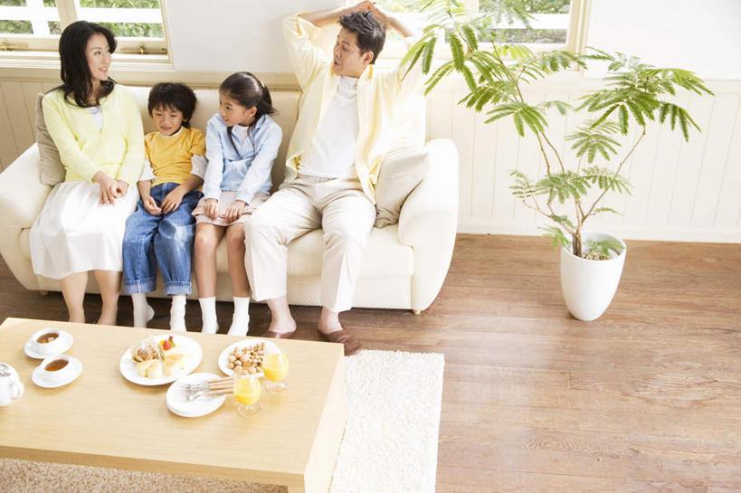 点心,面包,东方人,四个人,家庭,客厅,坐,笑,微笑,露齿笑,横图,俯视,室内,白天,植物,餐桌,茶,窗户,地板,靠垫,沙发,桌子,杯子,餐具,亚洲,许多,装饰,瓷器,瓷砖,碟子,盘,盆栽,叉,墙,食品,面点,甜点,咖啡杯,靠枕,盆景,陶瓷制品,地面,两杯,注视,黄种人,木地板,墙壁,墙面,玻璃制品,食物,糕点,饮料,两个,黄色,绿色,白色,自然,盘子,抱枕,碟,枕头,饼干,甜食,零食,观察,看,温暖,温馨,一家人,生长,成长,餐台,观看,华丽,修饰,点缀,和睦,察看,起居室,关注,瓷杯,布艺沙发,衬托,美观,雅致,雅观,装饰饼干,男孩,男人,男性,年轻男性,年轻女性,女孩,女人,女性,亚洲人,玻璃杯,坐着,彩图,高角度拍摄,全身,融洽