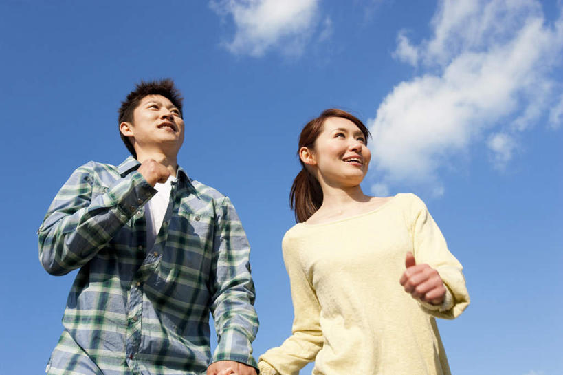 东方人,两个人,夫妻,站,握手,笑,微笑,露齿笑,横图,室外,白天,仰视,爱情,亚洲,服装,云,云朵,浪漫,云彩,休闲装,黄种人,衣服,蓝色,白云,蓝天,天空,天,站着,休闲,休闲服,恩爱,恋人,服饰,晴朗,男人,男性,年轻男性,年轻女性,女人,女性,亚洲人,夫妇,情侣,晴空,搀手,拉手,手搀手,手拉手,手牵手,手握手,站立,半身,彩图,低角度拍摄,伴侣