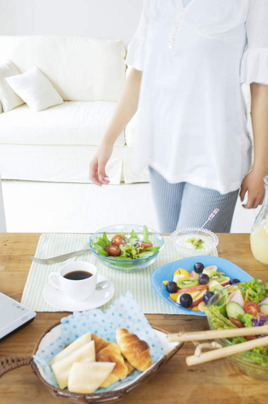 点心,面包,咖啡,东方人,一个人,客厅,走,竖图,俯视,室外,白天,幸福,靠垫,筷子,沙发,蔬菜,杯子,餐具,亚洲,仅一个年轻女性,仅一个女性,仅一个人,一堆,一双,许多,堆积,新鲜,瓷器,碟子,篮子,盘,食品,面点,咖啡杯,靠枕,陶瓷制品,一杯,黄种人,娱乐,食物,糕点,饮料,两个,三个,一个,白色,盘子,竹篮,抱枕,垫子,碟,碗,枕头,享受,休闲,温馨,放松,乐趣,有机食品,绿色食品,单个,堆,提神,起居室,舒适,瓷杯,醒脑,布艺沙发,软饮料,年轻女性,女人,女性,亚洲人,步行,散步,走路,半身,彩图,高角度拍摄