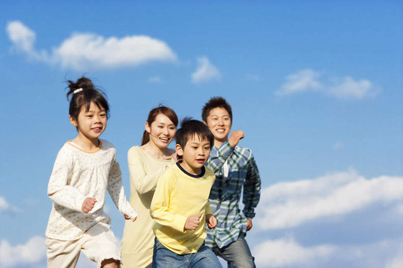 东方人,四个人,家庭,跑,笑,微笑,露齿笑,横图,室外,白天,仰视,锻炼,纯洁,运动,亚洲,服装,云,云朵,云彩,休闲装,黄种人,衣服,蓝色,白云,蓝天,天空,天,休闲,温暖,温馨,一家人,休闲服,可爱,童年,童趣,服饰,晴朗,和睦,童真,烂漫,无邪,体育,天真,男孩,男人,男性,年轻男性,年轻女性,女孩,女人,女性,亚洲人,晴空,跑步,半身,彩图,低角度拍摄,健身,融洽