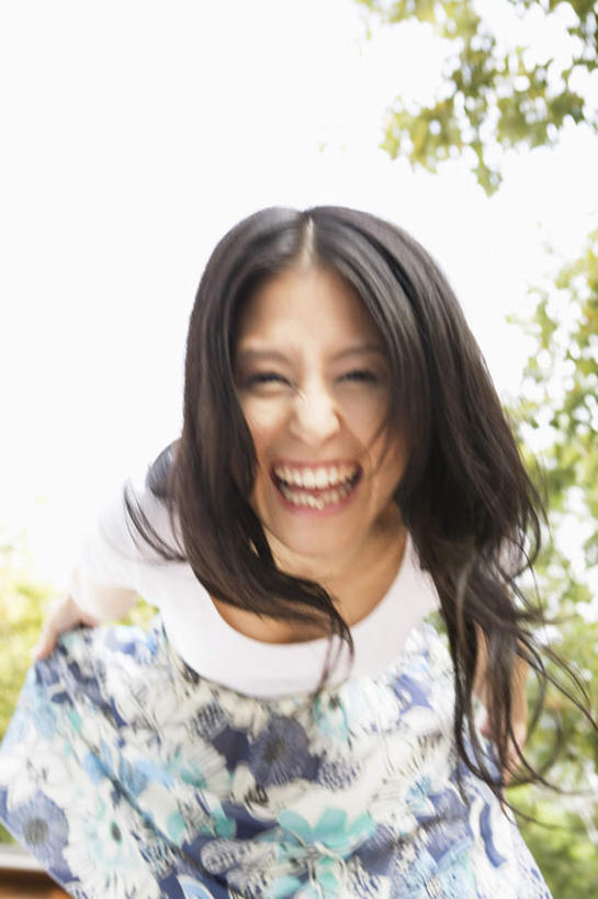 东方人,一个人,跑,笑,微笑,露齿笑,竖图,室外,特写,白天,仰视,植物,亚洲,仅一个年轻女性,仅一个女性,仅一个人,弯腰,云,云朵,云彩,黄种人,树,树木,蓝色,绿色,白云,蓝天,天空,自然,天,生长,晴朗,成长,弯身,年轻女性,女人,女性,亚洲人,晴空,跑步,半身,彩图,低角度拍摄