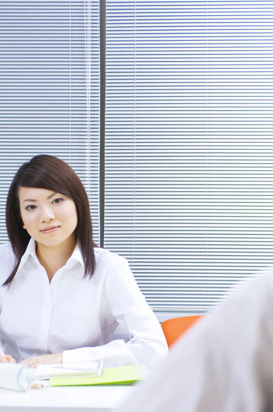 东方人,手,两个人,同事,商务人士,商务女性,坐,笑,微笑,竖图,室内,白天,正面,成功,合作,团队,集体,信心,窗户,桌面,桌子,椅子,亚洲,一张,套装,材料,档案,文件,百叶窗,办公桌,黄种人,队伍,一个,白色,会议椅,资料,手部,橙色,搭,单个,办公椅,领导,成就,搭着,文档,商务装,合伙,领袖,工薪阶层,商务椅,培训椅,年轻女性,女人,女性,亚洲人,白领,上班族,坐着,半身,彩图