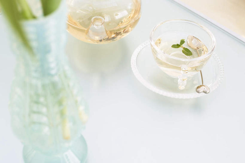 无人,横图,俯视,室内,特写,白天,植物,茶,桌子,花瓶,玻璃,一片,装饰,茶叶,一杯,茶几,玻璃制品,一个,茶壶,花茶,单个,华丽,修饰,点缀,衬托,美观,雅致,雅观,彩图,高角度拍摄