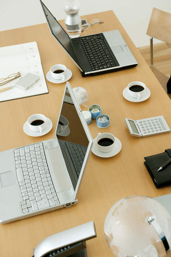 咖啡,无人,打电话,竖图,俯视,室内,白天,幸福,电脑,笔记本电脑,仪器,海洋,桌子,杯子,地图,电话,椅子,透明,网格,网络,木制,笔,瓷器,地球仪,线条,世界地图,办公桌,地球,陆地,办公用品,记事本,咖啡杯,陶瓷制品,水晶,四杯,全球,娱乐,通讯设备,盒子,球,文具,饮料,两个,三个,一个,蓝色,白色,黑色,本子,笔记本,话筒,会议椅,经纬线,模型,木制品,学习用品,享受,休闲,球体,温馨,电话线,水晶球,放松,乐趣,地理,国家,单个,两本,办公椅,文具用品,两支,两台,大陆,世界,提神,无线,舒适,瓷杯,醒脑,通信设备,无线网络,纬线,版图,经线,无线上网,便携式电脑,经纬仪,一部,地理学,软饮料,商务椅,培训椅,交流,手提电脑,电话机,沟通,通话,彩图,高角度拍摄,大洋,大洲