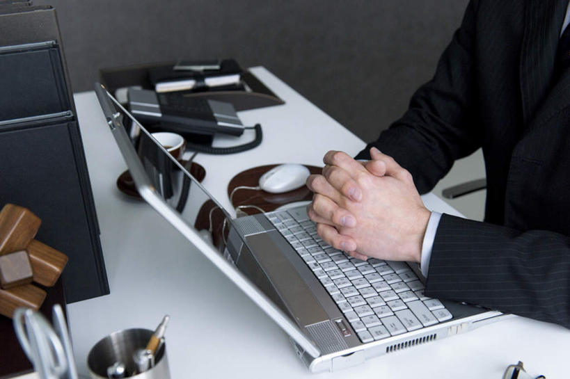 东方人,一个人,商务人士,商务男性,办公室,打电话,横图,俯视,室内,白天,衬衫,电脑,笔记本电脑,鼠标,键盘,家具,桌子,电话,笔筒,亚洲,仅一个男性,仅一个人,一本,许多,套装,网络,笔,办公桌,办公用品,记事本,黄种人,输入设备,通讯设备,文具,仅一个年轻男性,一个,本子,笔记本,话筒,学习用品,电话线,单个,一台,文具用品,无线,通信设备,商务装,无线网络,无线上网,便携式电脑,工薪阶层,一部,办公家具,交流,手提电脑,男人,男性,年轻男性,亚洲人,白领,上班族,电话机,沟通,通话,半身,彩图,高角度拍摄,衬衣