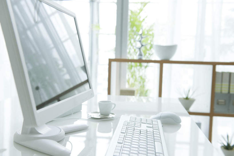 无人,办公室,横图,室内,白天,正面,电脑,显示器,鼠标,键盘,植物,窗户,柜子,家具,落地窗,桌子,杯子,餐具,书籍,装饰,网络,瓷器,碟子,盘,盆栽,办公桌,咖啡杯,盆景,陶瓷制品,输入设备,通讯设备,玻璃窗,装饰品,一个,绿色,白色,自然,盘子,装饰物,碟,台式电脑,生长,单个,成长,华丽,修饰,点缀,瓷杯,通信设备,饰物,输出设备,一部,办公家具,衬托,美观,雅致,雅观,书,图书,彩图