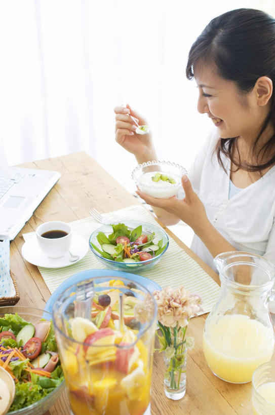 果汁,咖啡,东方人,一个人,客厅,坐,笑,微笑,露齿笑,竖图,俯视,室内,白天,幸福,餐桌,窗帘,桌子,康乃馨,苹果,柠檬,蔬菜,杯子,水果,玻璃,亚洲,仅一个年轻女性,仅一个女性,仅一个人,一本,一堆,许多,握,堆积,新鲜,木制,标志,瓷器,文字,字符,勺子,字母,生食,食品,果实,记事本,咖啡杯,陶瓷制品,一杯,一扎,拿,两碗,拿着,黄种人,娱乐,标识,榨汁机,玻璃制品,食物,饮料,两朵,黄色,白色,本子,笔记本,玻璃瓶,木制品,瓶子,调羹,汤匙,碗,享受,休闲,温馨,放松,乐趣,握着,有机食品,绿色食品,餐台,堆,提神,起居室,舒适,瓷杯,醒脑,软饮料,麝香石竹,石竹,香石竹,年轻女性,女人,女性,亚洲人,益母果,柠果,坐着,半身,彩图,高角度拍摄